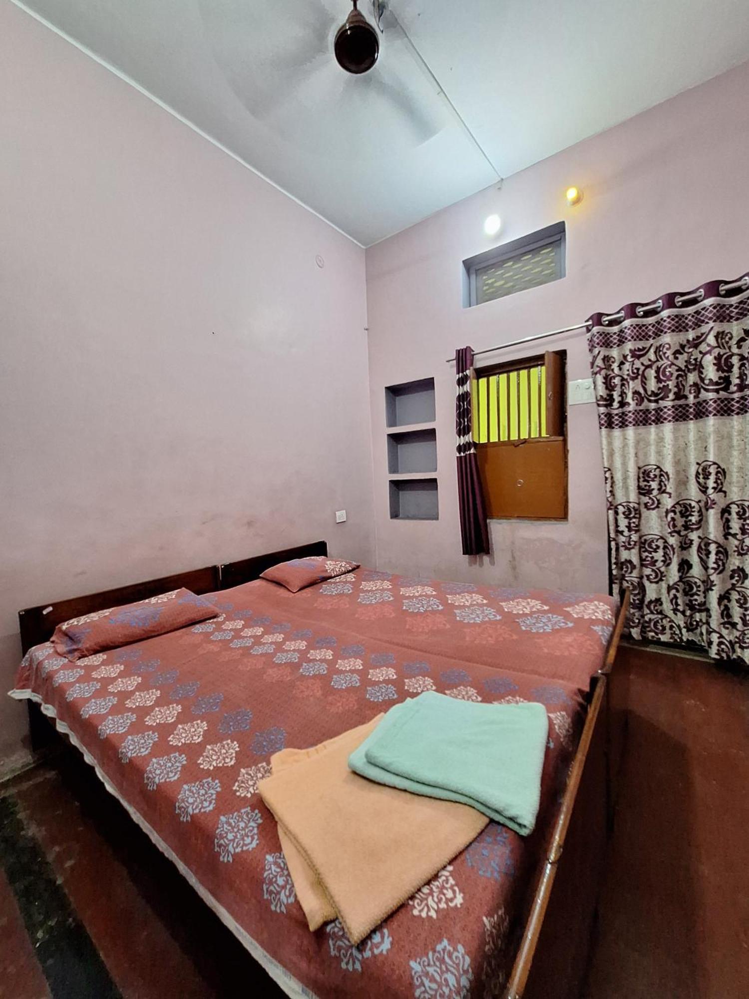 Vishnu Rest House Benares Buitenkant foto