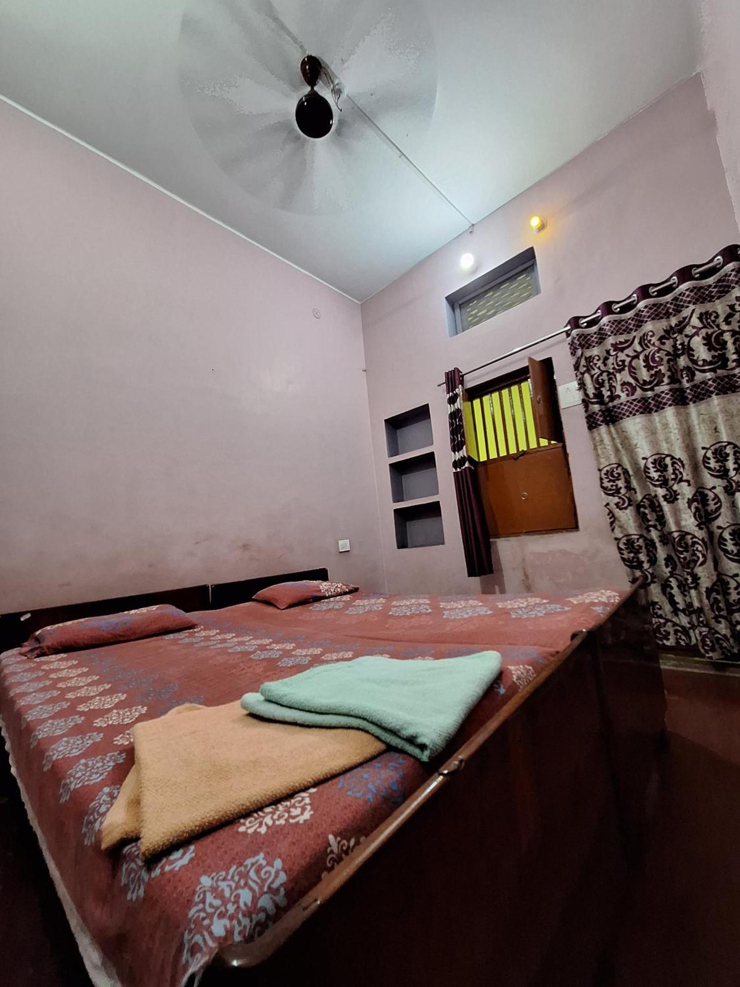 Vishnu Rest House Benares Buitenkant foto