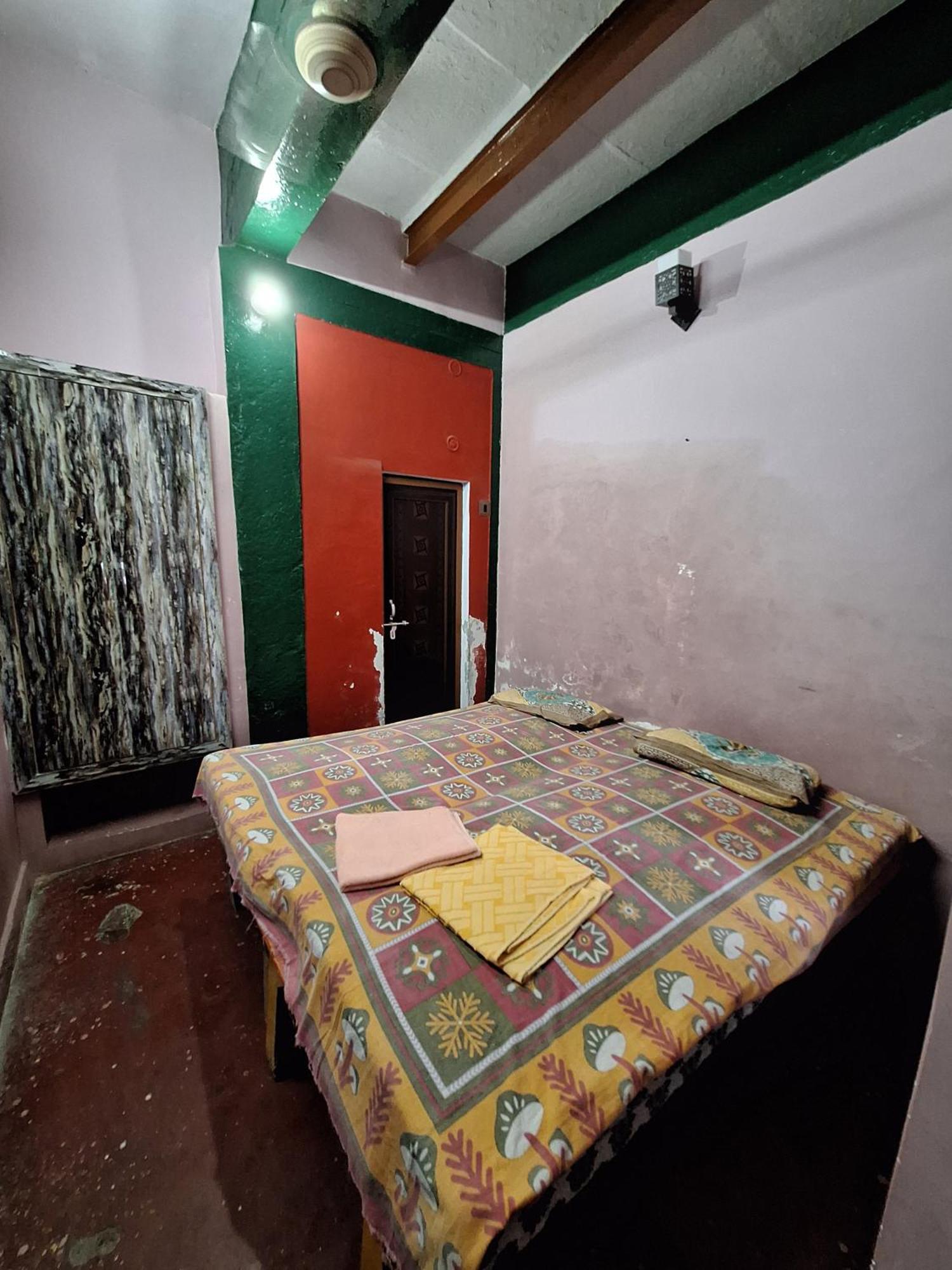 Vishnu Rest House Benares Buitenkant foto